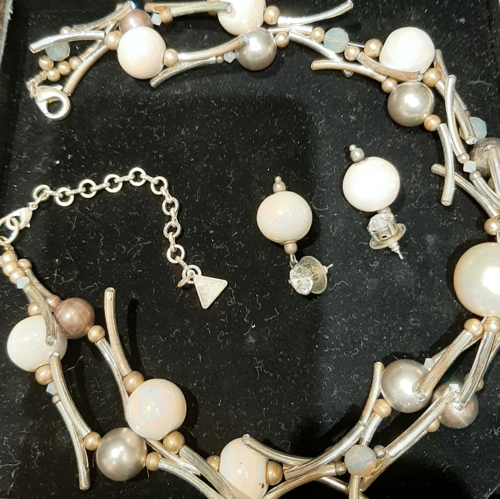 Necklace and earrings set